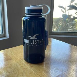 NWT Hollister California Plastic Water Bottle (aprox 32 oz)
